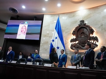 La abogada Aixa Zelaya fue juramentada de manera virtual al encontrarse fuera del país. Durante la sesión legislativa, diputados de Libre protestaron y calificaron de "ilegales" las nuevas designaciones interinas. (Foto: Congreso Nacional)