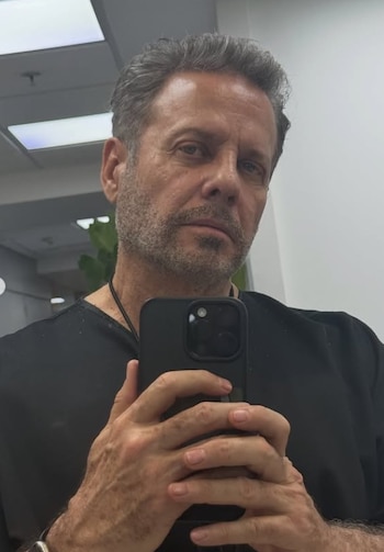 El nuevo look de Alexis Ayala, con cabello canoso oscurecido y barba definida, coincide con una etapa de transformación personal tras su separación (IG)