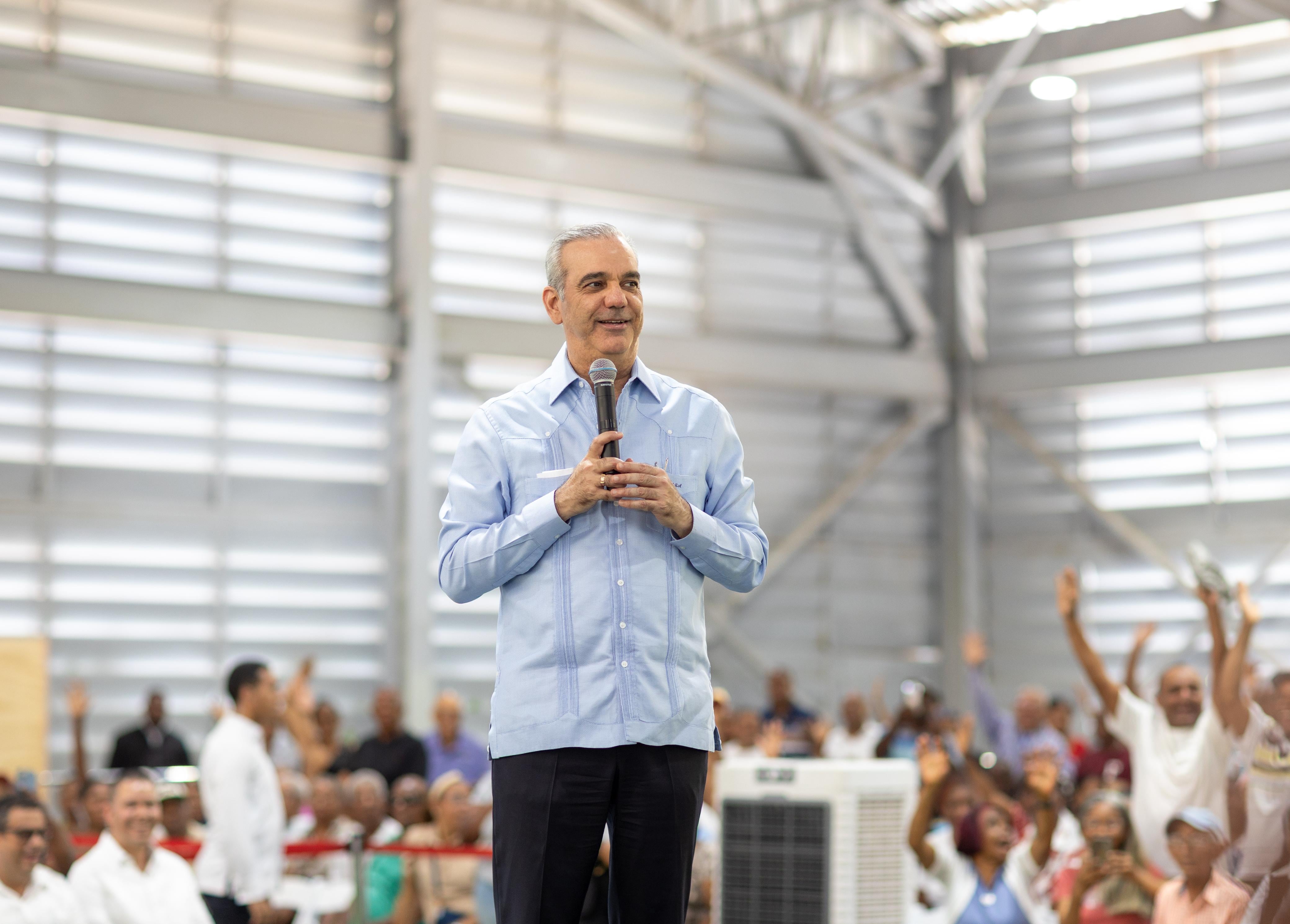 El proyecto de titulación Domingo Savio elevó a 5,822 los títulos de propiedad entregados en el Distrito Nacional y benefició de forma indirecta a más de 23,000 personas. (Foto cortesía Presidencia de la República Dominicana)