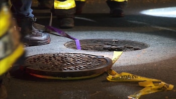 Misterio en Nueva York: tres hombres fueron vistos entrando a una alcantarilla para buscar objetos de valor