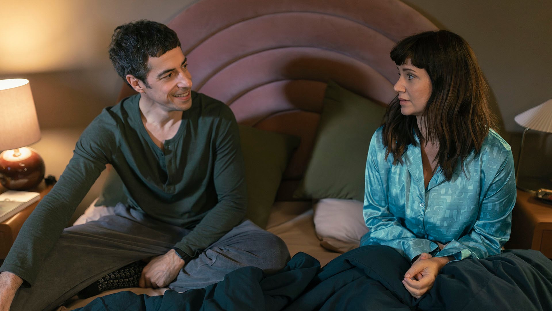 Los actores de Envidiosa, Siciliani y Lamothe comparten una escena íntima en su habitación, anticipando los giros de la cuarta temporada (Créditos: Alina Schwarcz/Netflix)