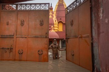 Un sacerdote hindú cierra la