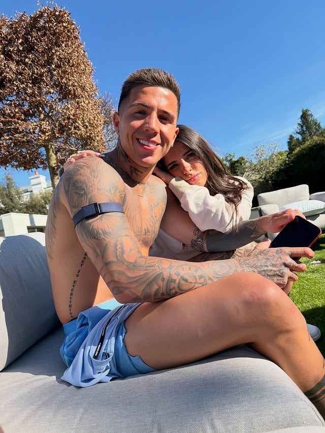 La pareja de Enzo Fernández también mostró momentos de relax y cercanía en el jardín de su casa, alejados de los compromisos deportivos (Instagram)