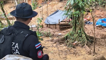 Oreros ilegales atacaron a policías en la frontera norte de Costa Rica durante operativo en campamento clandestino