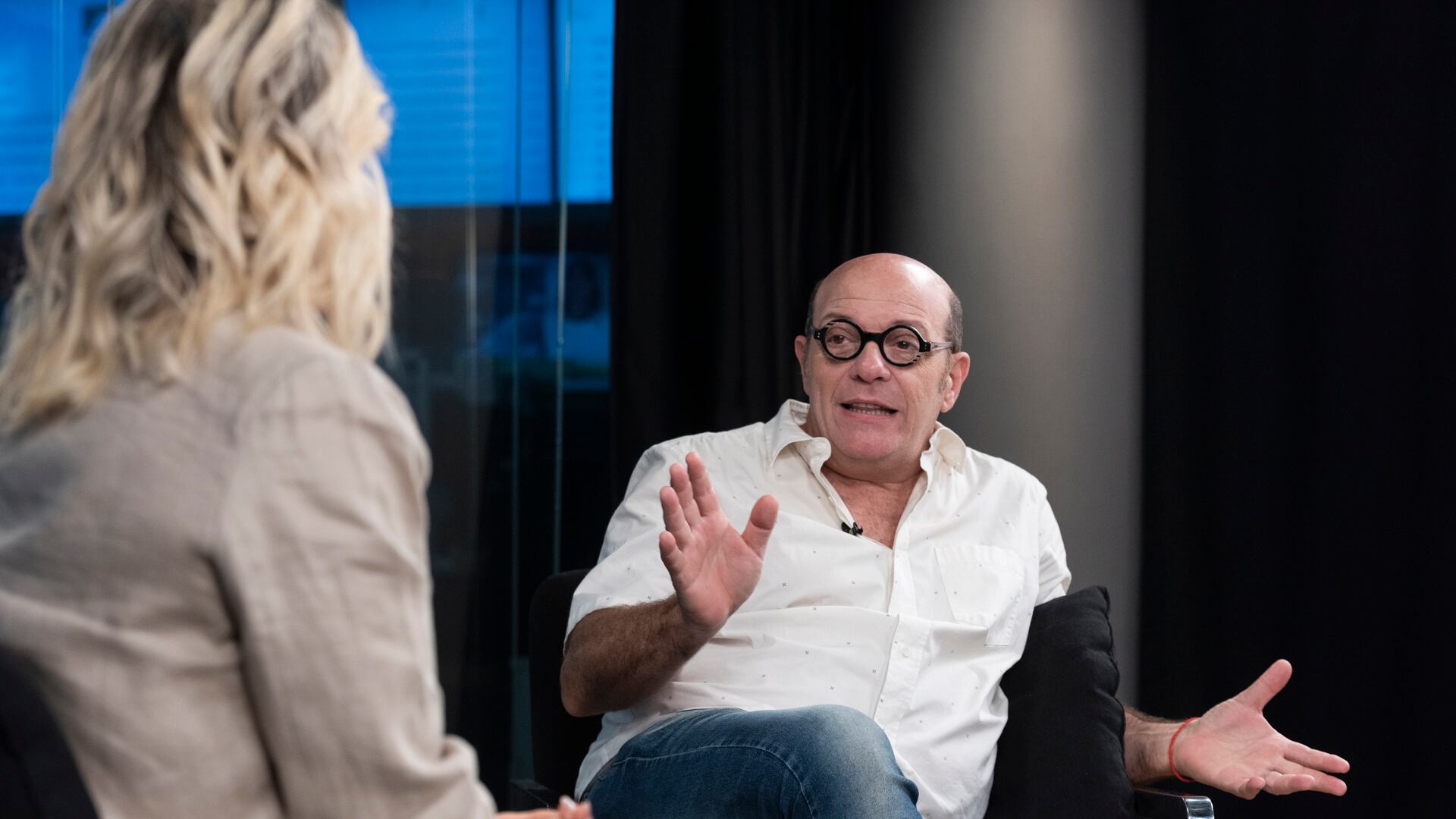 En su vida cotidiana, Campi mantiene un taller personal lleno de objetos inusuales y valora la importancia de la autenticidad en el arte y las buenas acciones