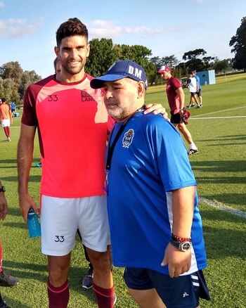 Orsini junto a Maradona en