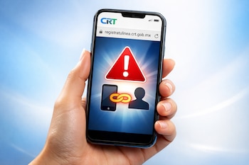 Una mano sostiene un smartphone. La pantalla muestra el logo de CRT, la URL registratulinea.crt.gob.mx, un triángulo de alerta y símbolos de teléfono y persona.