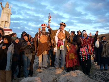 Durante la ceremonia, las manos