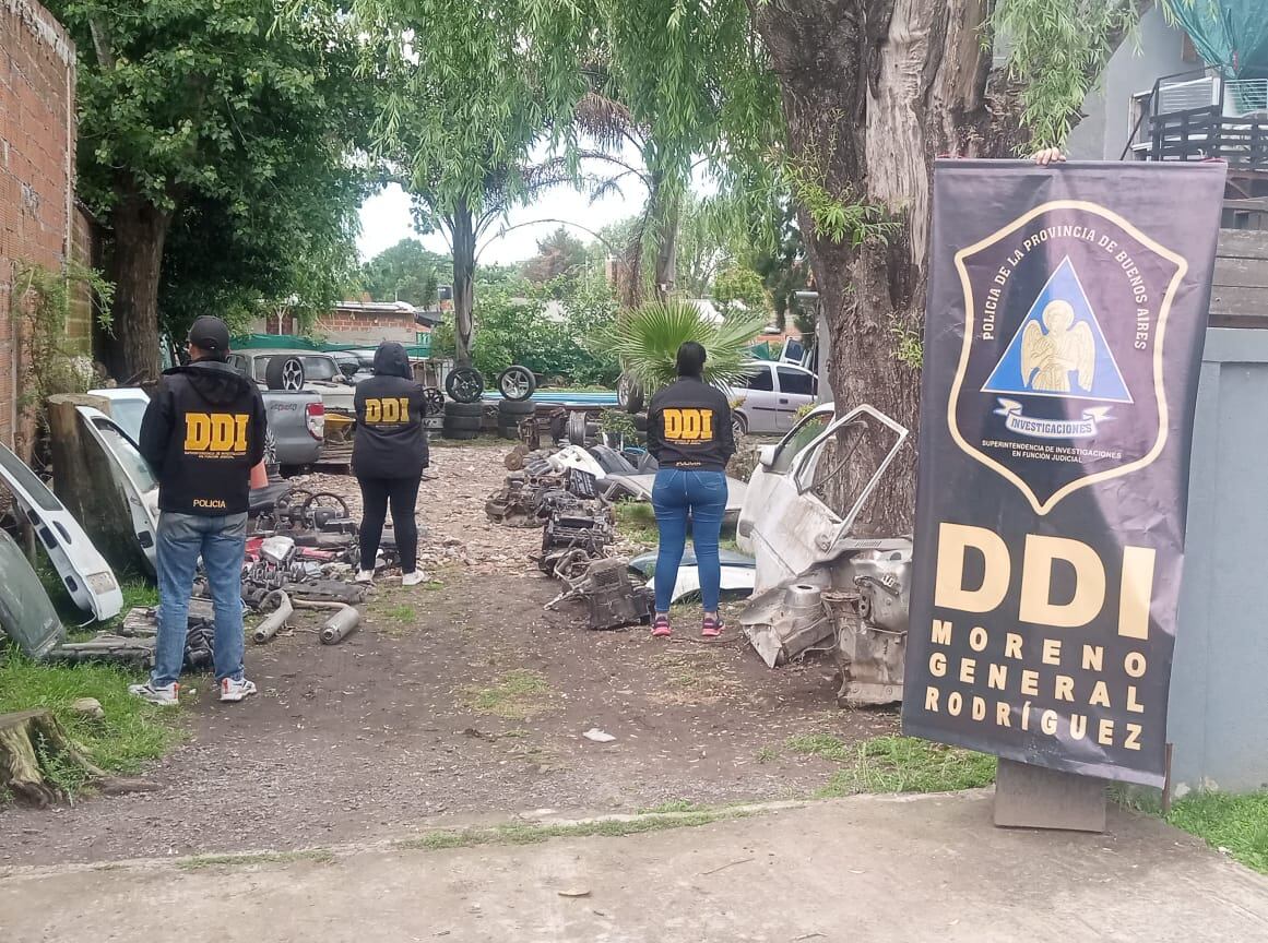 El momento en el que la DDI de Moreno-General Rodríguez llevó a cabo los allanamientos (Foto: Policía bonaerense)