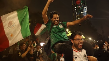 Aficionados mexicanos invadieron las calles del sur de California para celebrar la clasificación de su selección a los octavos de final del Mundial
