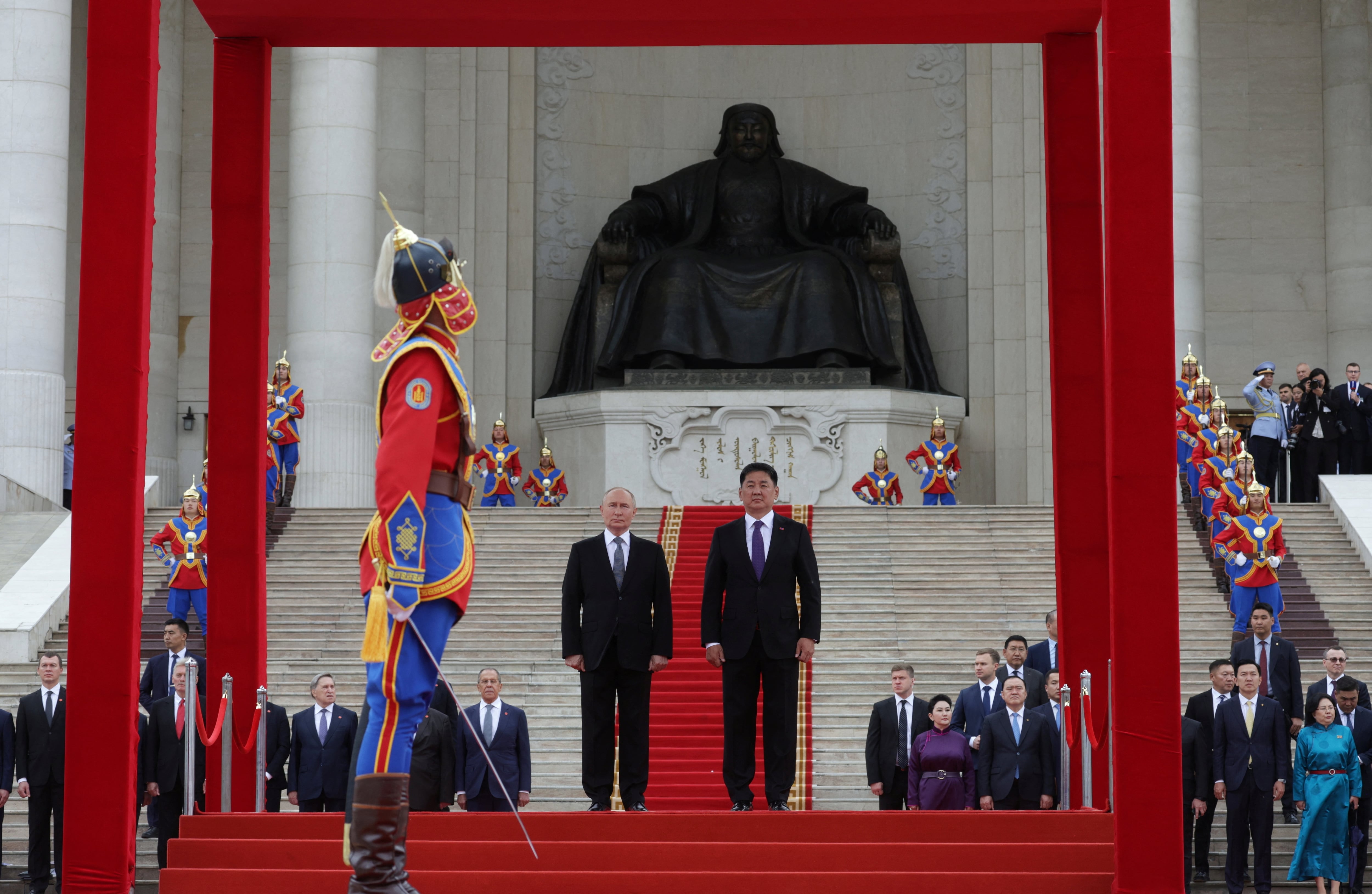 Putin y Ukhnaagiin durante la ceremonia en la plaza Gengis Khan. (Sputnik/Vyacheslav Prokofyev/REUTERS)