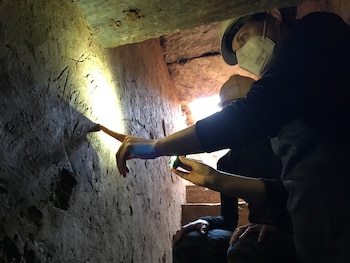 Los investigadores dentro del Acueducto