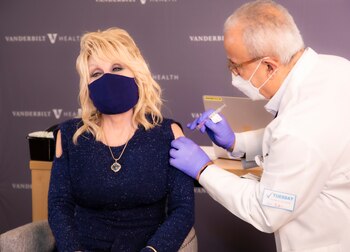 La cantante aportó USD 1.000.000 para la investigación del coronavirus (Foto: @DollyParton/Handout via REUTERS)