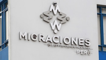 Una de las responsabilidades clave de la Superintendencia Nacional de Migraciones es otorgar y renovar los documentos que acreditan la permanencia o residencia legal de personas extranjeras.
