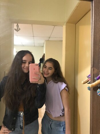 Junto a su mejor amiga,