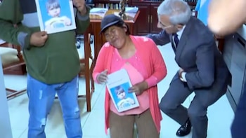 De rodillas y llorando, el