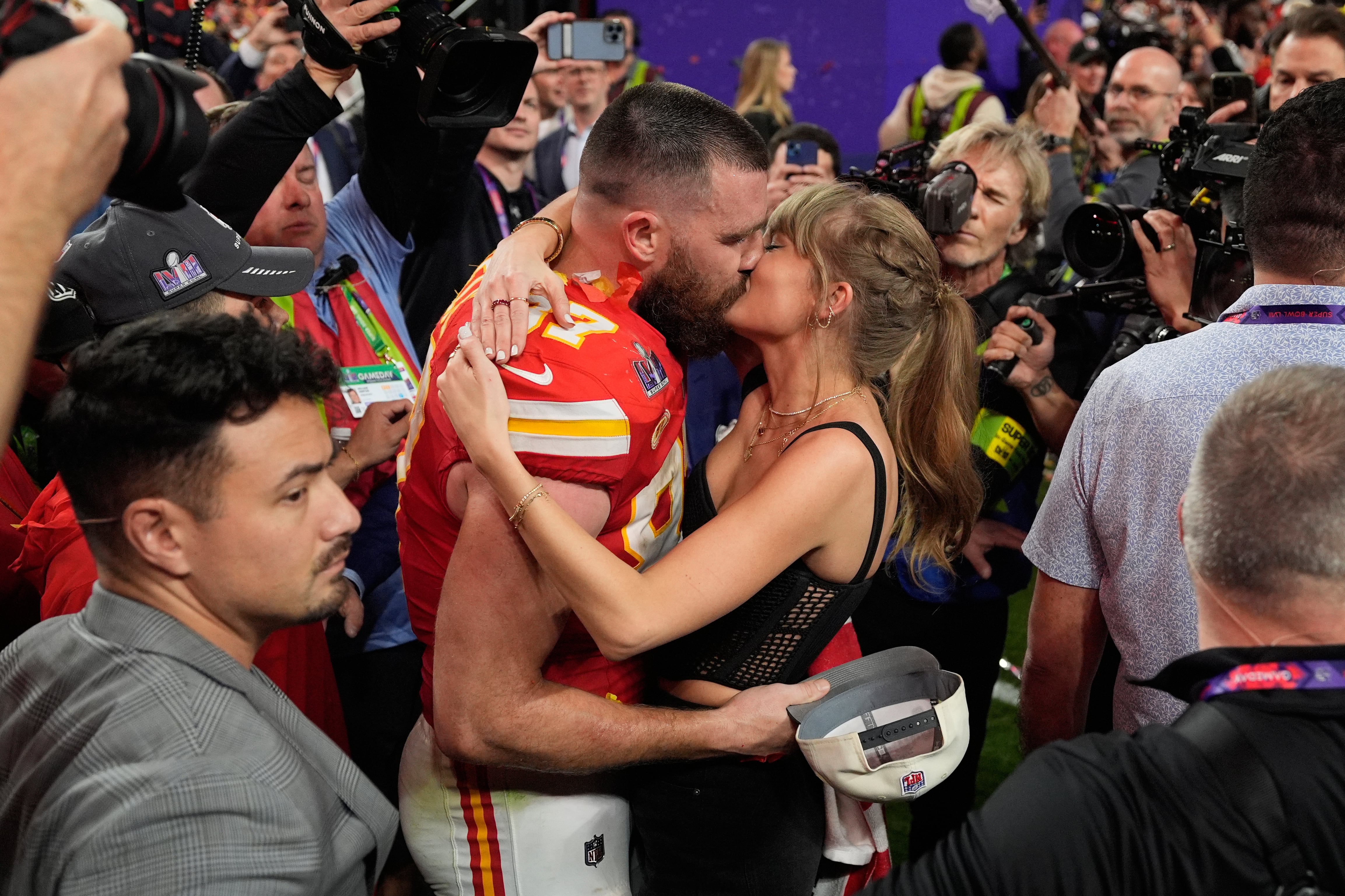 Taylor Swift aseveró que comenzó a salir con Travis Kelce tiempo antes de ser captados en cámara. (AP/John Locher)