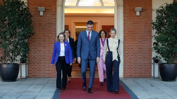 Pedro Sánchez con sus ministros.