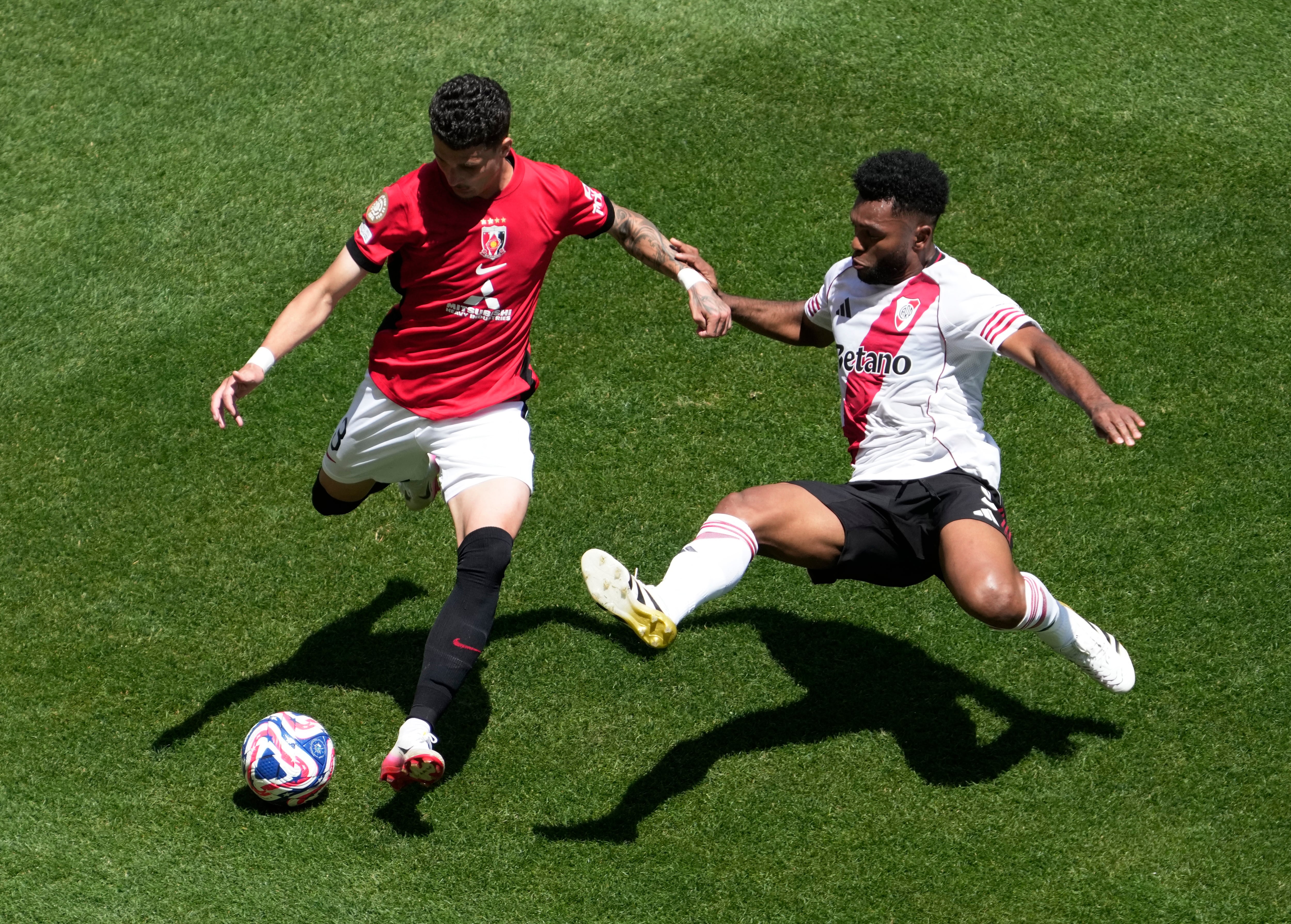Miguel Ángel Borja tratando de quitarle una pelota a Danilo Boza, futbolista del Urawa Reds - crédito Stephen Brashear / REUTERS