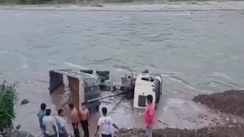 Volquete cae a ribera del río Chanchamayo y deja dos heridos durante trabajos de descolmatación. (Foto: Captura video/Canal N)
