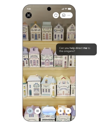 Pantalla de teléfono con una cámara enfocando frascos de especias con forma de casa y un globo de texto con una pregunta en inglés