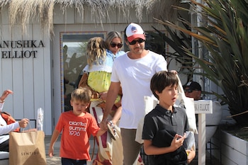 Las vacaciones de Benjamín Vicuña, su pareja y sus hijos