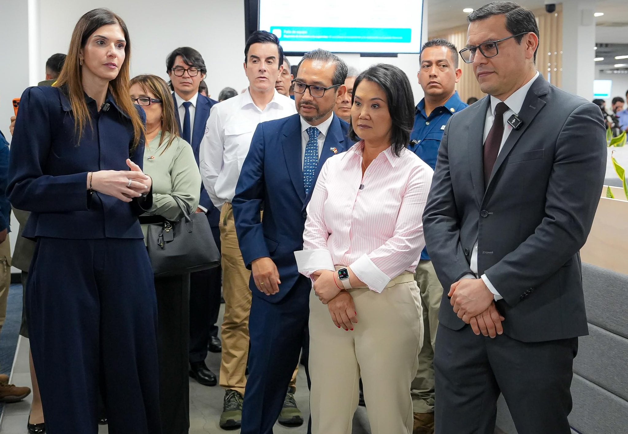 Autoridades salvadoreñas exponen ante la presidenta Keiko Fujimori el alcance de las consultas virtuales y el monitoreo médico especializado de la red pública Doctor SV (Cortesía: Secretaria de Prensa).