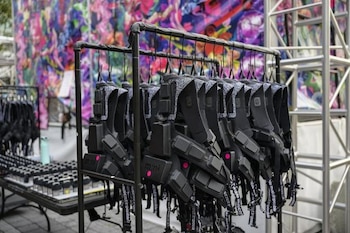 Además de los chalecos, el