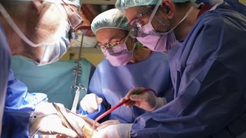 El Hospital de Bellvitge logra extirpar por primera vez en España dos casos de cáncer de páncreas “hasta ahora inoperables” con doble bypass