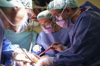 Equipo médico del Hospital de Bellvitge (Barcelona) durante la extirpación de cánceres de páncreas con doble bypass (Hospital de Bellvitge)