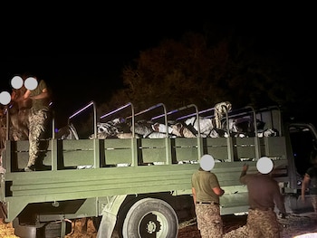 Agentes de seguridad revisaron un