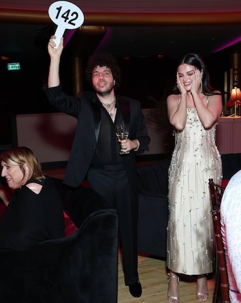 Benny Blanco acompañó a Selena Gomez con un traje negro de corte relajado y camisa semiabierta