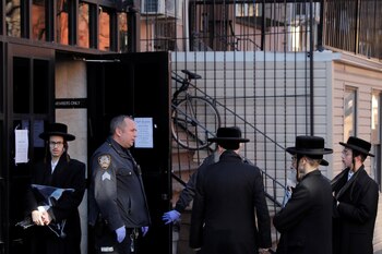 Policías bloquean la entrada de