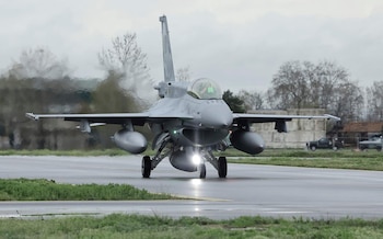 El primero de 16 aviones F-16 de Estados Unidos aterriza en la Base Graf Ignatievo de Bulgaria el 2 de abril del 2025 (Gobierno de Bulgaria vía AP)