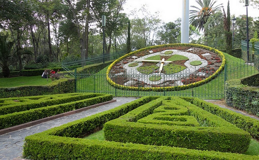 Un gran reloj floral sobre un talud de césped adorna los jardines de la alcaldía Azcapotzalco. (Alcaldía Benito Juárez)