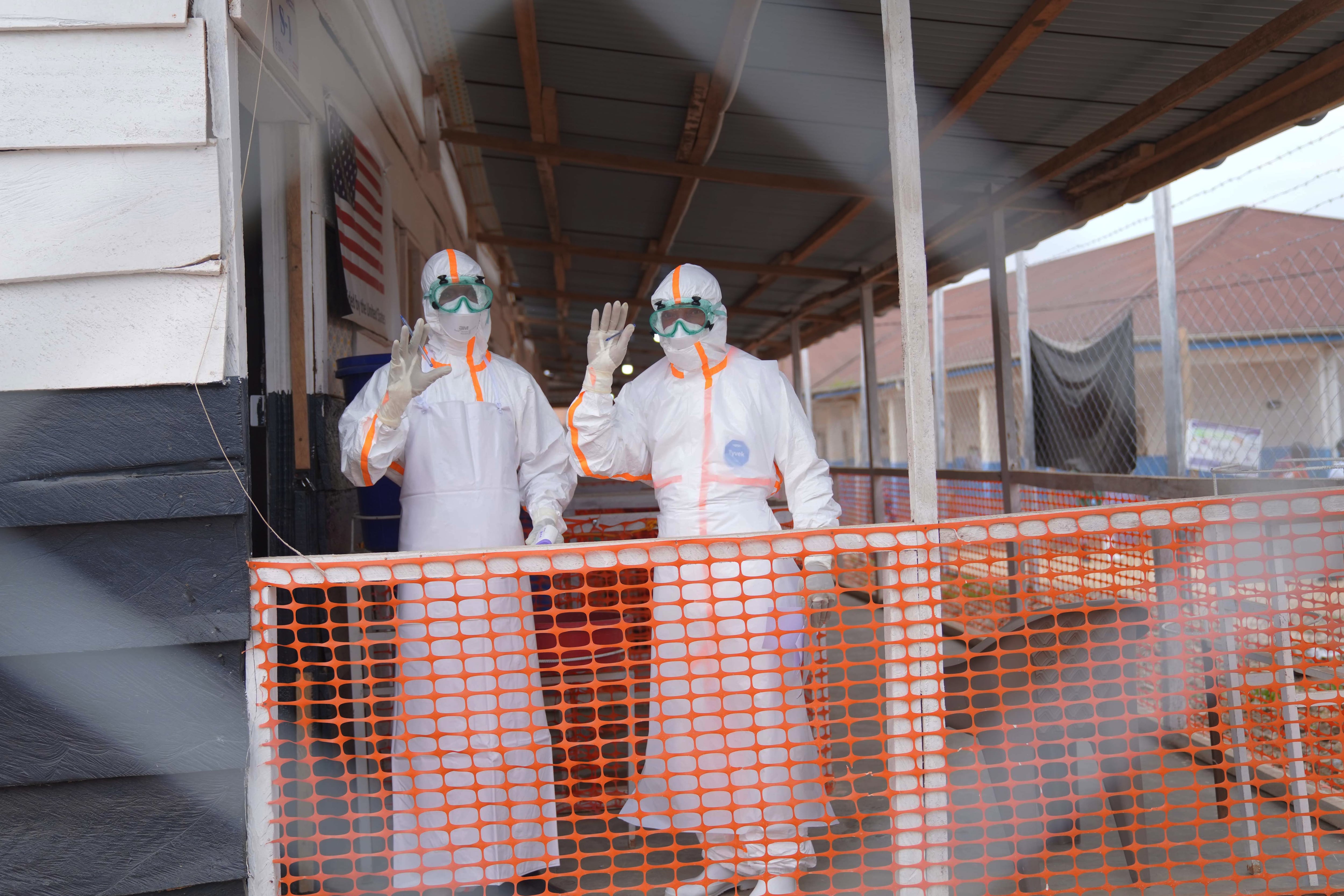 Trabajadores de salud con equipo de protección saludan dentro de un centro de tratamiento contra el ébola en Bunia, en la provincia de Ituri, epicentro del brote que ya superó los 2.000 muertos (AP Foto/Dieudonne Dirole)