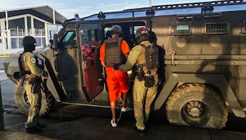 Cinco hombres fueron trasladados este jueves desde La Reforma hasta el Aeropuerto Internacional Juan Santamaría para su extradición hacia Estados Unidos. Crédito: MSP