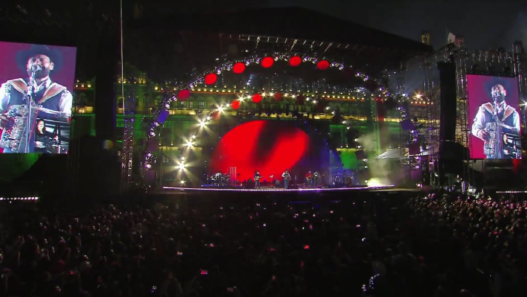 Grupo Intocable ofreció dos bloques de concierto en el Zócalo, separados por el Grito presidencial, ante una multitud que superó las 300 mil personas. (Captura de pantalla @GobiernoMX)