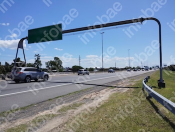Aseguró que un pozo en la autopista le rompió dos ruedas, fue a la Justicia y perdió: la falla que hizo caer su demanda