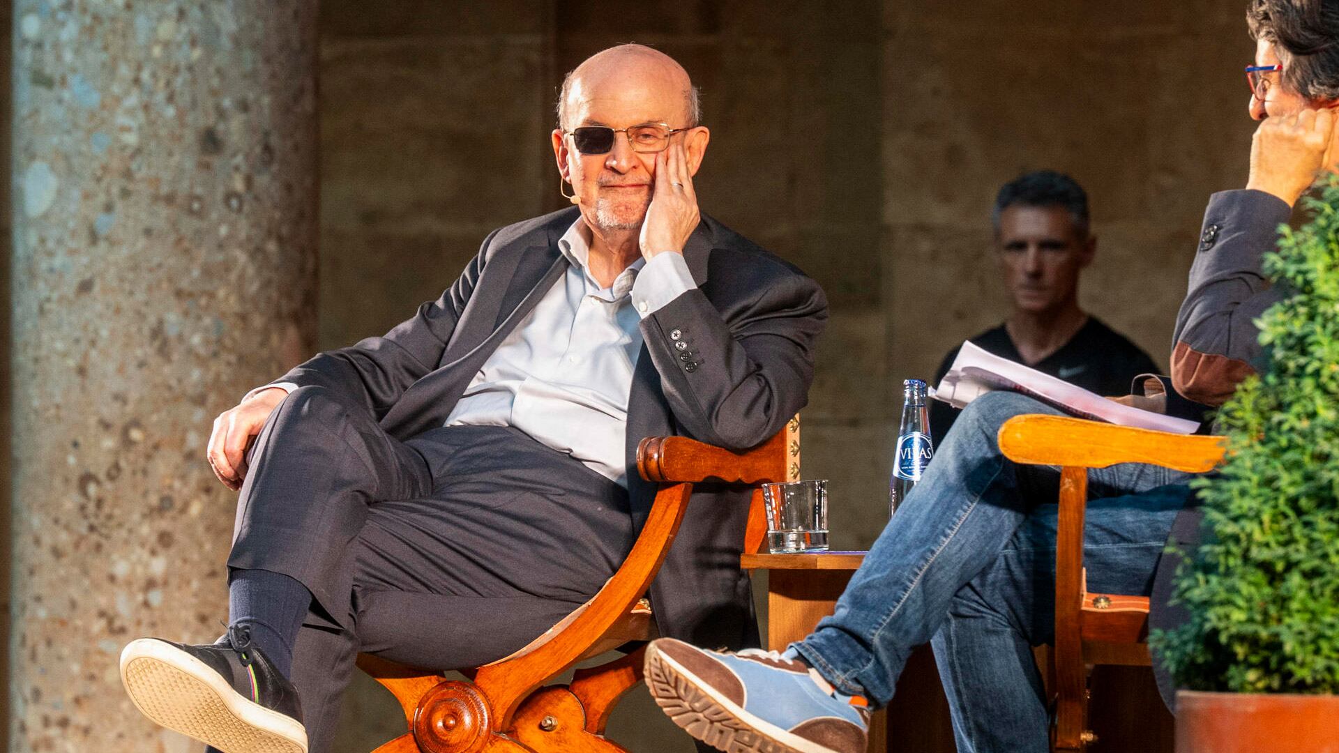 Salman Rushdie: “Vivimos tiempos oscuros pero nada es inevitable. Habrá un futuro mejor futuro”