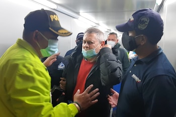 Fotografía cedida por la Policía Nacional de Colombia que muestra al empresario Carlos Mattos (c) mientras es acompañado por oficiales de la Policía colombiana y Migración Colombia durante su llegada al aeropuerto El Dorado de Bogotá (Colombia) - crédito Policía Nacional De Colombia