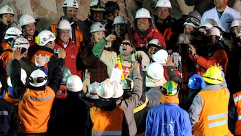 “¡Están vivos todos los huevones!”: a 16 años del increíble rescate de los 33 mineros chilenos atrapados 69 días en la Mina San José