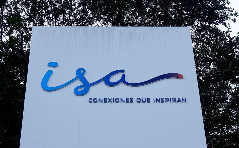 Foto de archivo. El logo del conglomerado colombiano Grupo Isa se ve en la sede de la empresa en la ciudad de Medellín, Colombia, 27 de junio, 2019. REUTERS/Luis Jaime Acosta