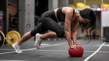 Entrenamiento de fuerza o HIIT: la mejor rutina que recomienda una nutricionista para perder peso