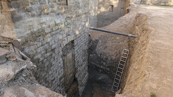 Hallan otra puerta de los Canónigos y una moneda islámica en las excavaciones del entorno de la Catedral de Pamplona