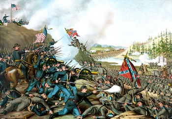 Ilustración de una batalla histórica con muchos soldados uniformados, banderas de Estados Unidos y Confederación, cañones, rifles, caballos y un puente de madera