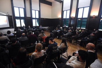 La charla se llevó a