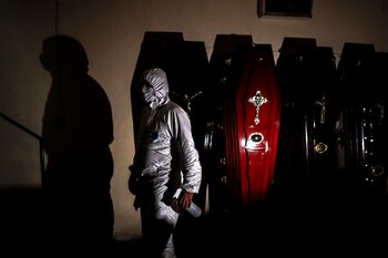 Un empleado de una funeraria