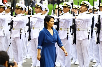 El peinado lacio con “cuerpo” y puntas con dirección, según la especialista, favoreció el tipo de rostro de Keiko Fujimori. Congreso de la República