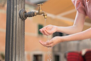 Varios barrios de Bogotá se ven afectados por los cortes de agua (Freepik)